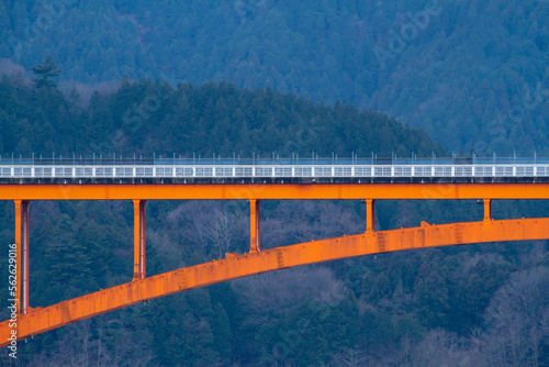 橋と山のコントラスト