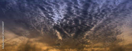 Canvas Print Dramatic evening sky with interesting cloud structure