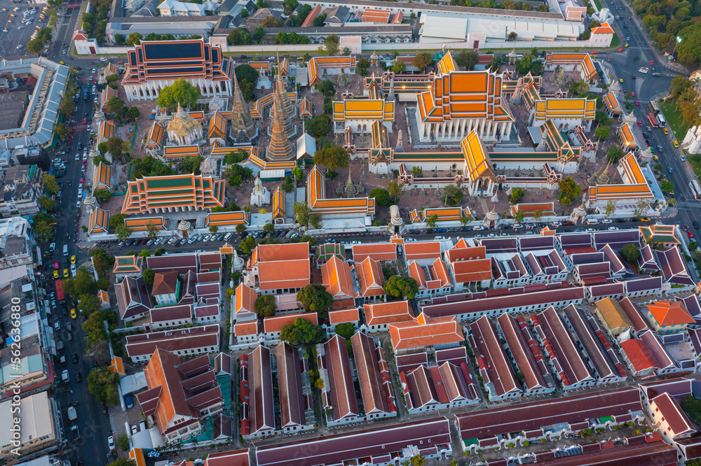 Obraz premium Aerial view Day to Night of Chao Phraya River with Royal Grand Palace and Emerald Buddha Temple Landmark of Bangkok, Thailand. Amazing Drone Footage over the City skyline in twilight.