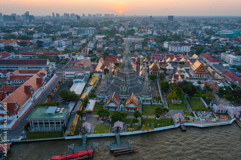 Obraz premium Aerial view Day to Night of Chao Phraya River with Royal Grand Palace and Emerald Buddha Temple Landmark of Bangkok, Thailand. Amazing Drone Footage over the City skyline in twilight.