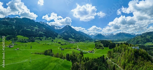 Blick ins Oberallgäu auf Oberstdorf und die Allgäuer Hochalpen im Frühling © ARochau