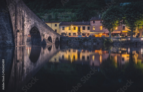 Particolare del ponte del Diavolo o ponte della Maddalena, a Borgo a Mozzano, in Toscana. Magica l'atmosfera con lo specchio d'acqua.