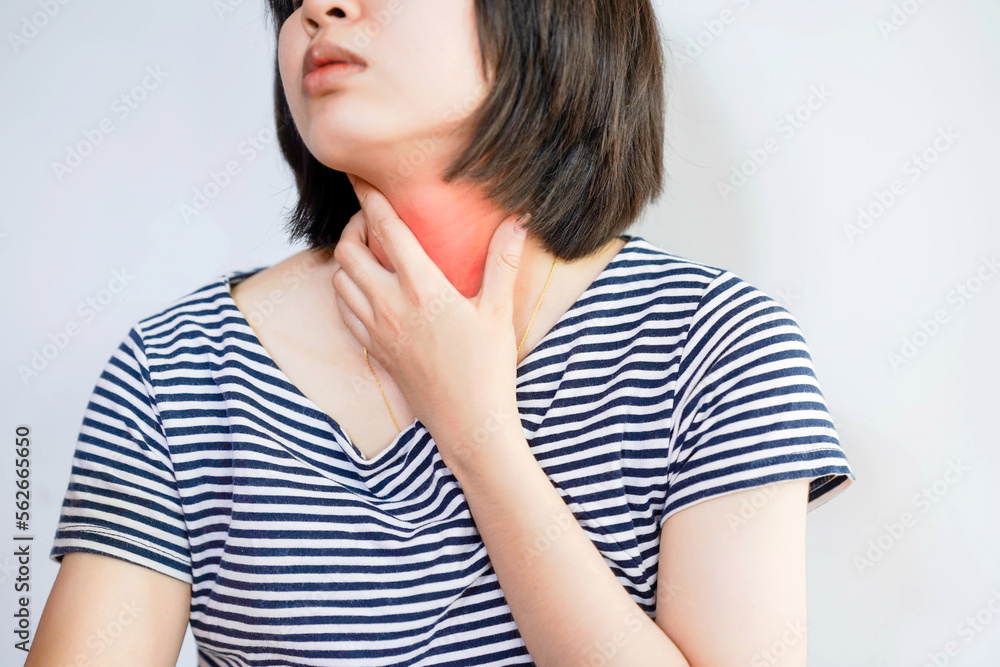A woman has throat pain or discomfort when swallowing. A woman has throat pain or discomfort when swallowing.