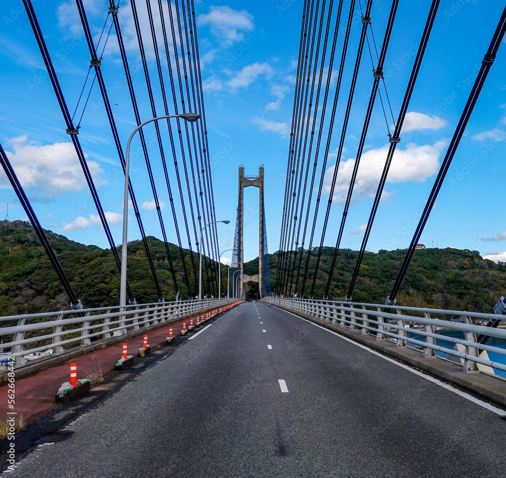 Fototapeta premium 玄界灘を越えて加部島と九州本土を結ぶ呼子大橋（佐賀県唐津市呼子町）