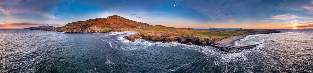 Fototapeta premium Muckross Head peninsula during sunset - about 10 km west of Killybegs village in county Donegal on the west coast of Ireland