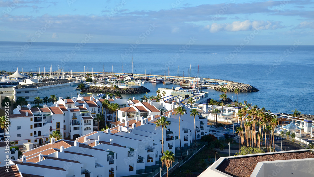 Côte et port de plaisance sur l'ile de Tenerife, Espagne, canaries