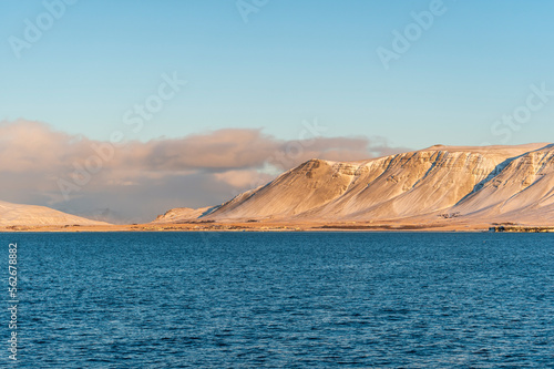 imagen de las montañas que rodean Reykjavík con las primeras luces del día vistas des del mar photo