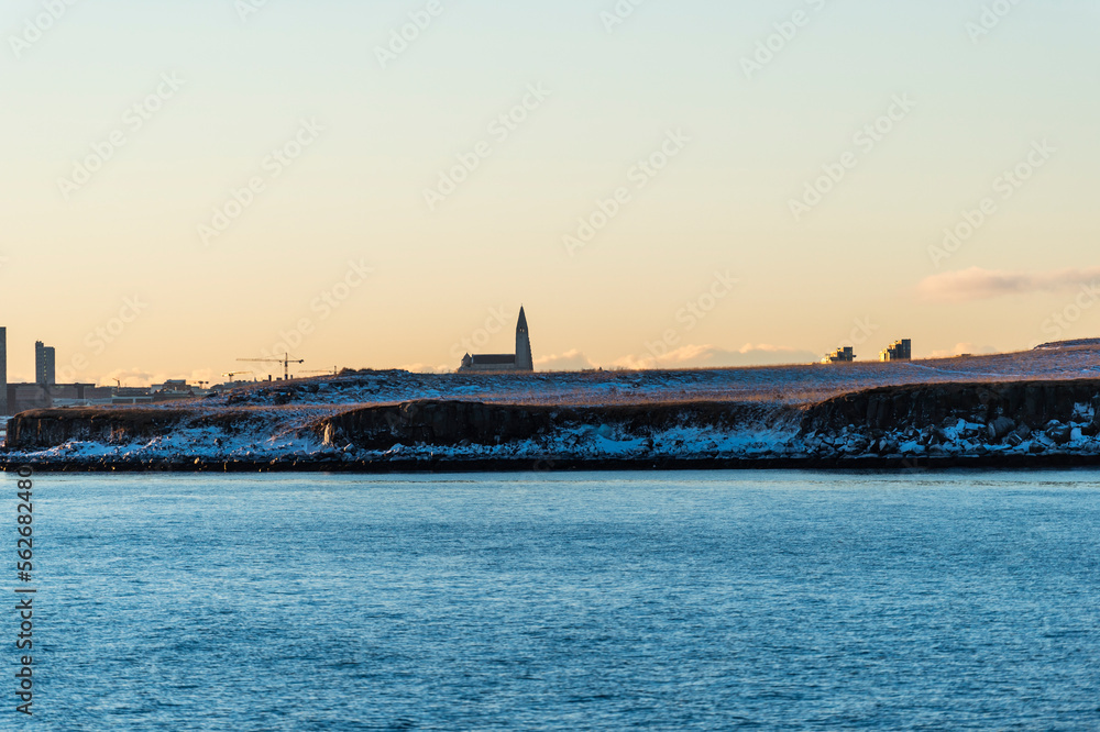 imagen de la catedral de Reykjavík des del mar a primera hora de la mañana imagen de la catedral de Reykjavík des del mar a primera hora de la mañana