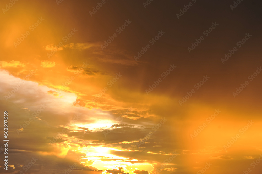 Fototapeta premium céu incrível por do sol aurea dourada 
