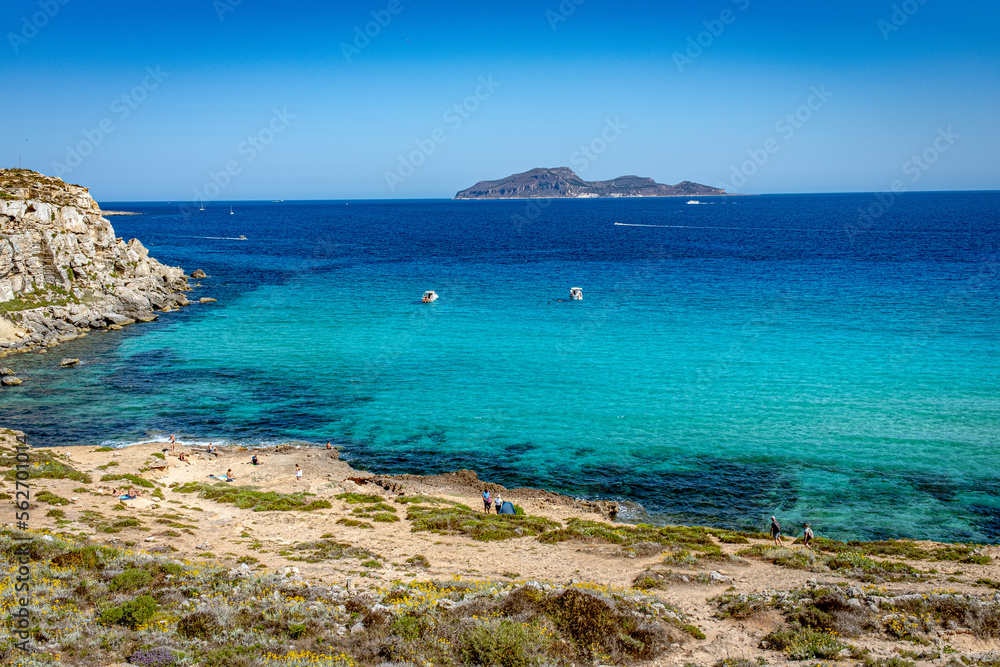 La spiaggia di Cala Rossa a Favignana nelle Egadi