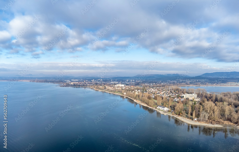 Luftaufnahme von der Halbinsel Mettnau mit der Stadt Radolfzell am Bodensee