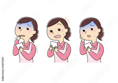 手に持つ紙を見て驚く主婦