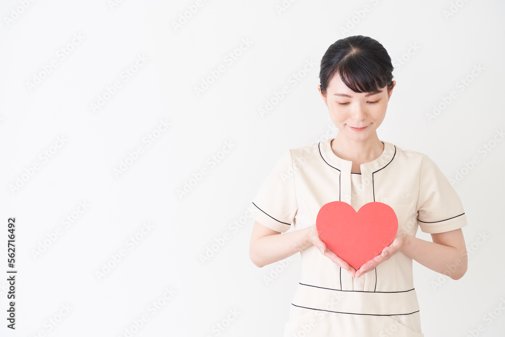 ハートマークをもつエステ・美容クリニックの女性 ハートマークをもつエステ・美容クリニックの女性