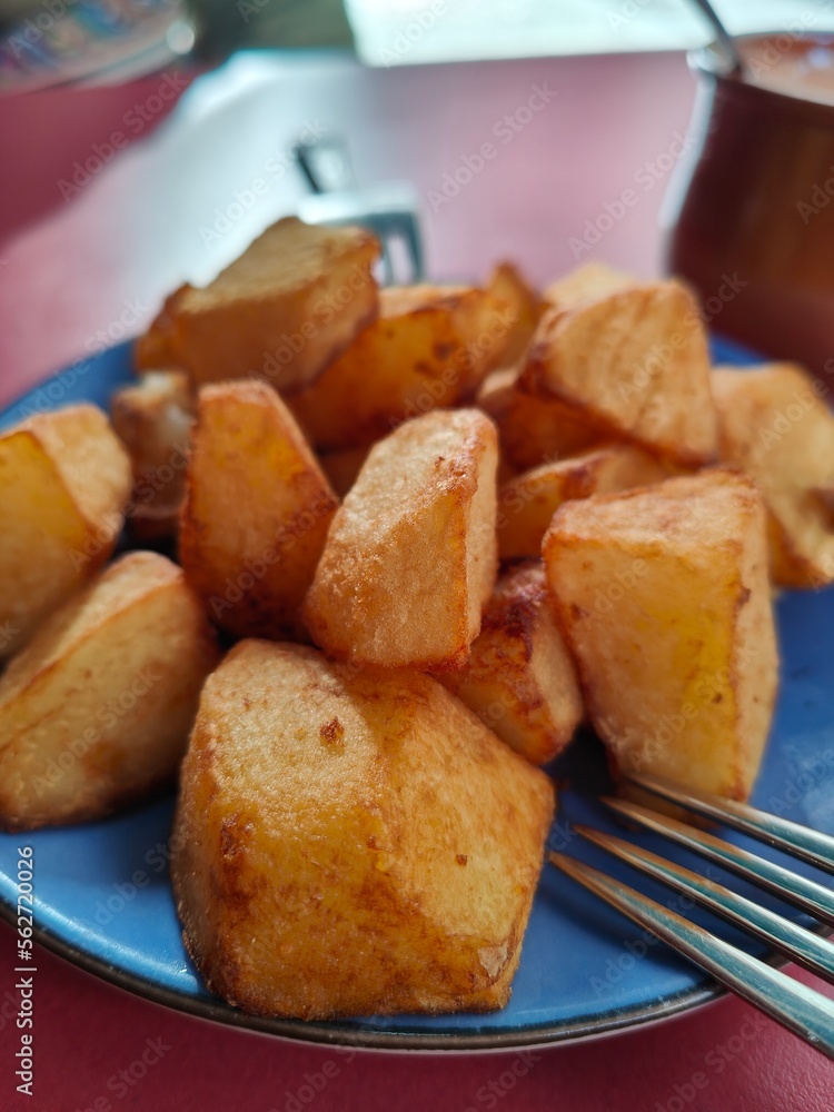 Ración de patatas a dados irregulares Ración de patatas a dados irregulares