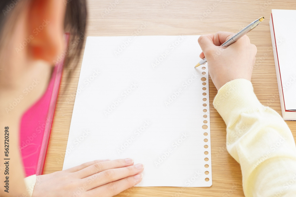 Obraz premium 自宅で勉強をする若い女性