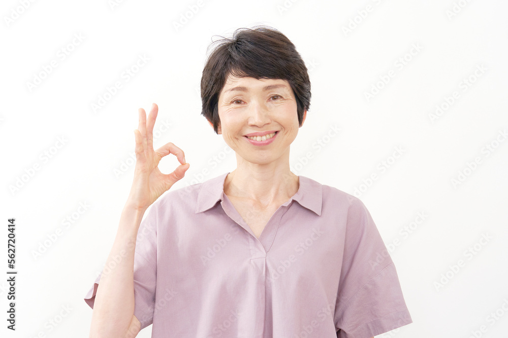 OKサインする中年女性 白背景 OKサインする中年女性 白背景