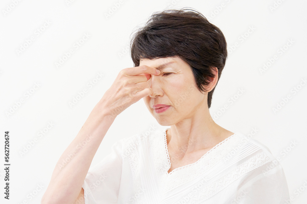 眼精疲労の中年女性 白背景 眼精疲労の中年女性 白背景