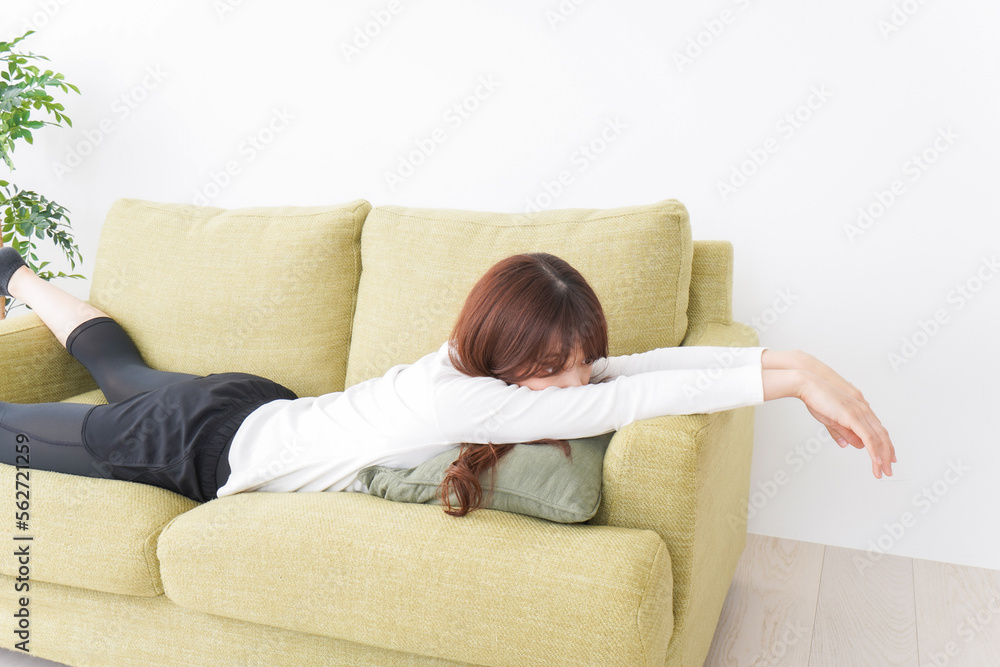 部屋でリラックスをする若い女性