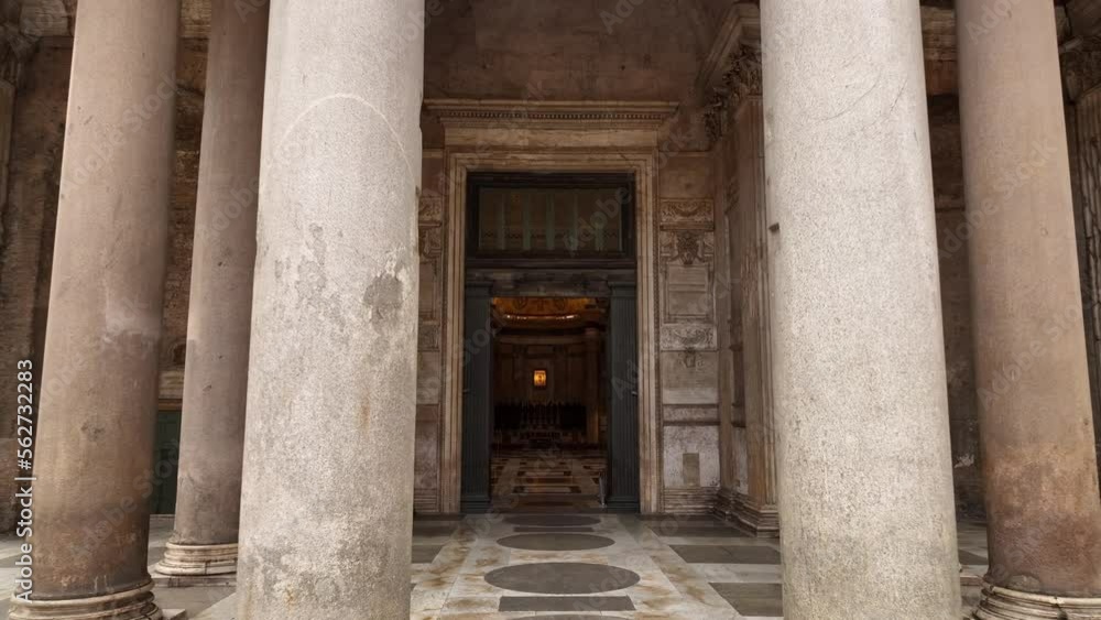 Pantheon a Roma, Italia
entrando all'interno della basilica Pantheon a Roma, Italia
entrando all'interno della basilica