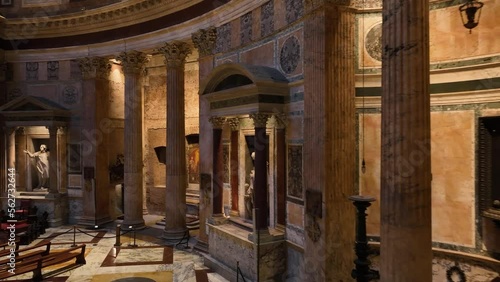 Pantheon a Roma, Italia
entrando all'interno della basilica photo