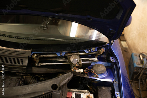 Obraz na płótnie car windshield wiper motor repair. w salonie