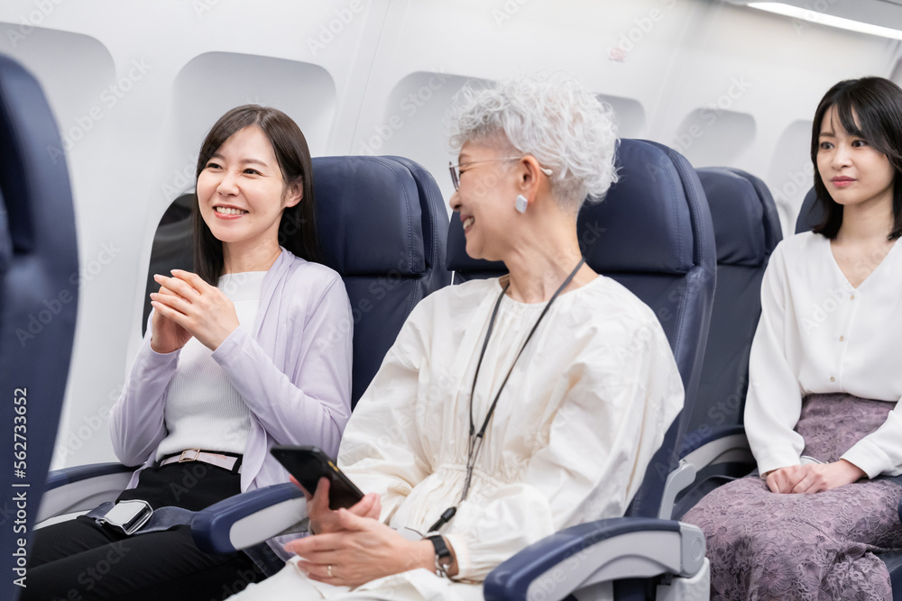 Obraz premium 飛行機で移動をする乗客