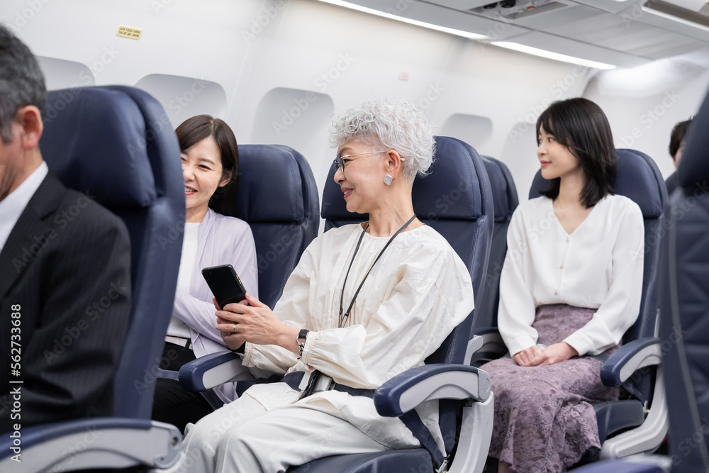 飛行機で移動をする乗客 Stock Photo | Adobe Stock