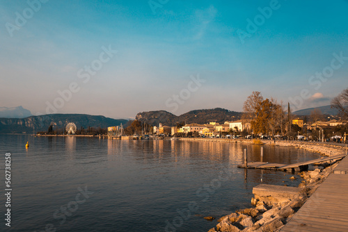 Lazise al tramonto, lungo lago manggiore