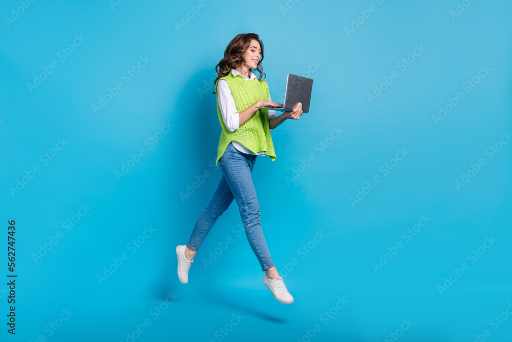 Φωτογραφία Full body profile portrait of active energetic person jump rush use netbook isol