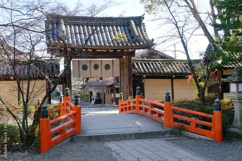 1月の京都市北区 今宮神社の東門と神橋