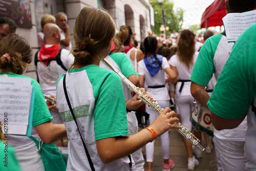 Photos Flûte traversière dans le défilé des bandas des Fêtes de Bayonne