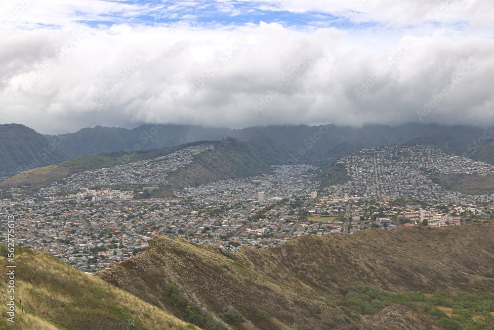 Naklejka premium Clouds cover the Koolau mountain range just behind the residential neighborhoods of Honolulu