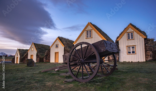 Tipico casette con i tetti ricoperti di erba in Islanda. photo