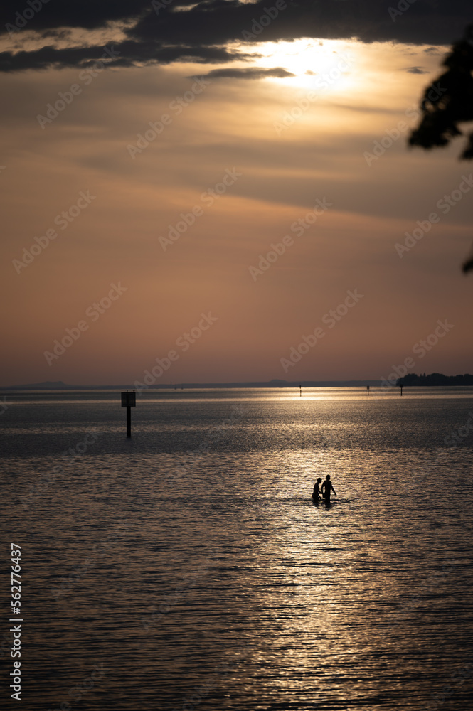 Fototapeta premium Pärchen im Wasser