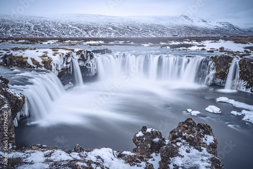 Godafoss semi ghiacciata nell'inverno Islandese.