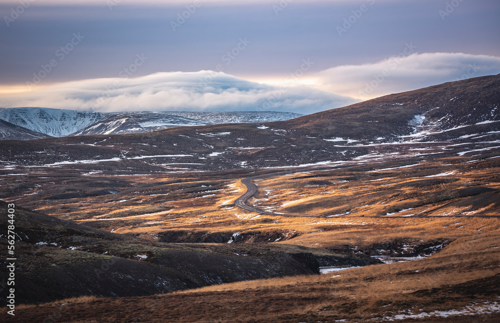 Strada del nord Islanda inserita in un fantastico scenario desolato.