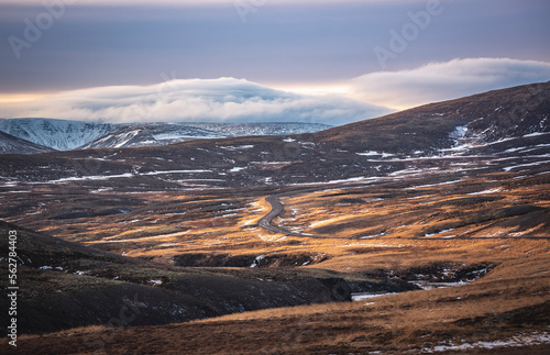 Strada del nord Islanda inserita in un fantastico scenario desolato.