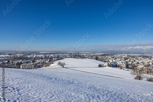 winter bei sonnenschein und schnee in kirchberg bern