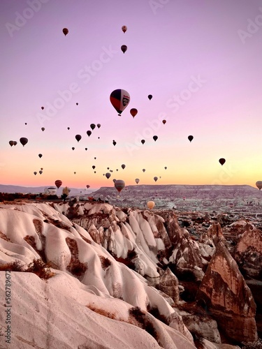 Ballons und Felsenlandschaft Kappadokien Türkei Sonnenaufgang