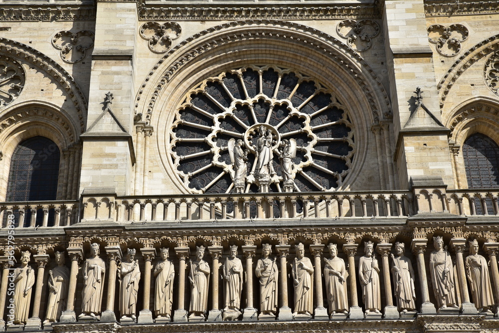 Rosace et statues de Notre-Dame à Paris. France