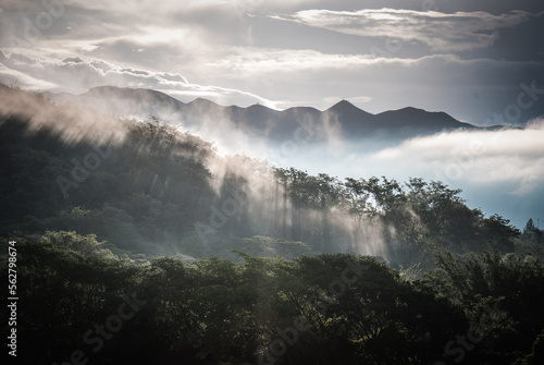 El amanecer, danza de nubes, colores y reflejos de un nuevo dia. Vista desde el Cerro el Casupo, Valencia, Venezuela © M.I.Col