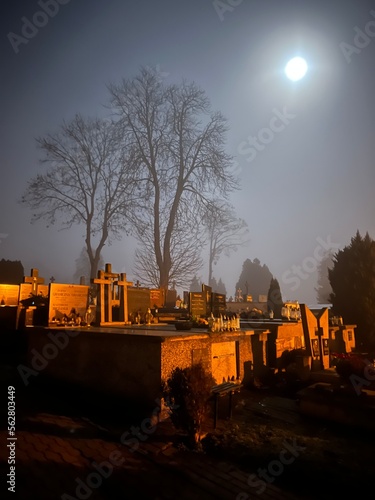 Staszów Cmentarz , Cmentarz w Staszowie , groby nocą , Groby nocą