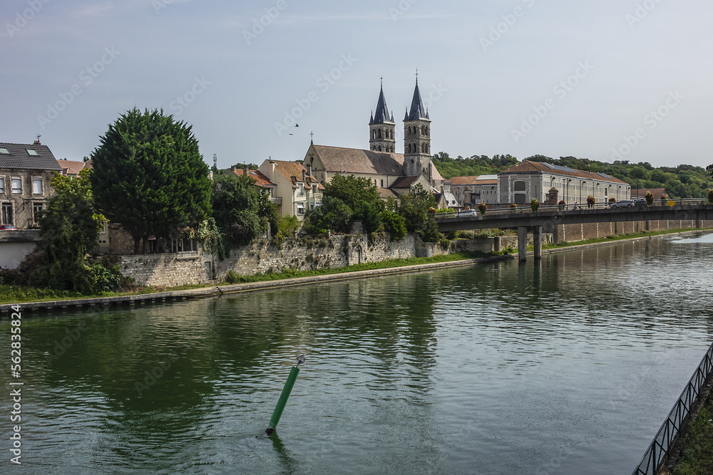 Beautiful view of River Seine Banks with Collegiate Church of Notre-Dame (founded between 1016 and 1031). Melun, Seine-et-Marne department, Ile-de-France region, France.