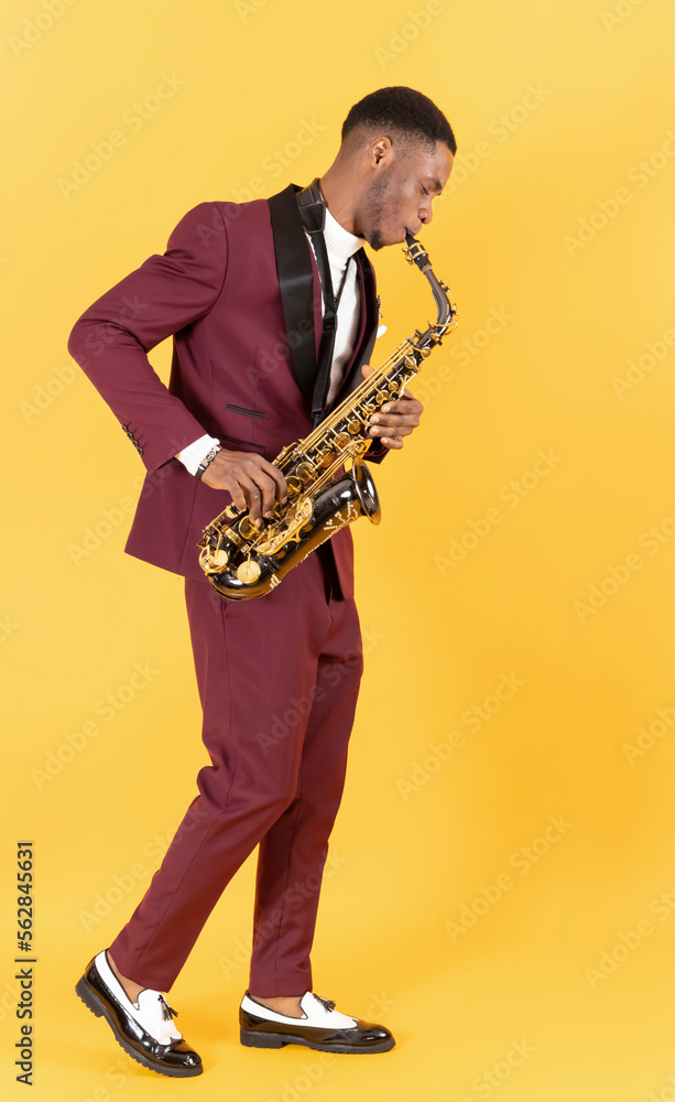 Naklejka premium Black man playing saxophone