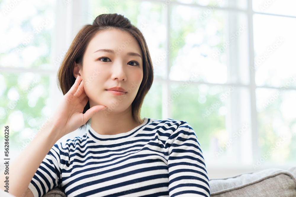 若い女性 真顔 若い女性 真顔