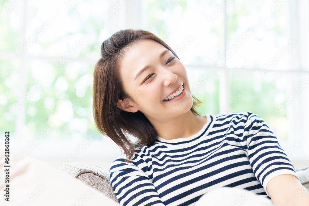 部屋でリラックスする若い女性 部屋でリラックスする若い女性
