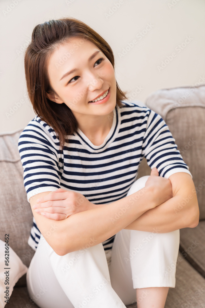 部屋でリラックスする若い女性 部屋でリラックスする若い女性