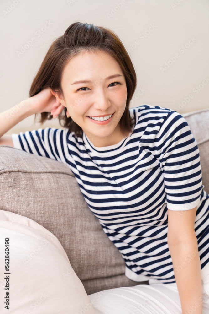 部屋でリラックスする若い女性 部屋でリラックスする若い女性