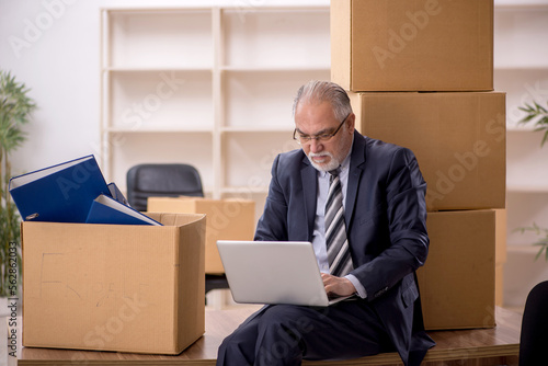 Old male employee in office relocation concept © Elnur