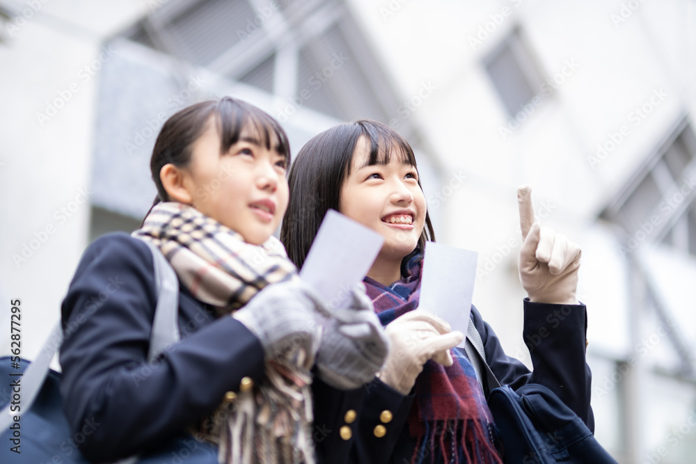 受験の結果を見る学生 受験の結果を見る学生